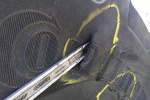 klíč v poškozené pneumatice