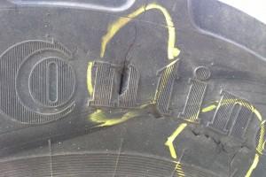 výrazné poškození pneumatiky